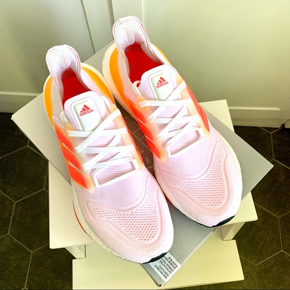 adidas Ultraboost 22 Shoes - Picture 3 of 4